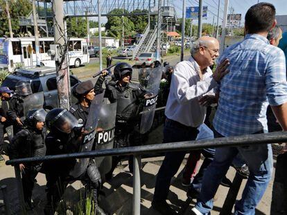 La policía nicaragüense ataca a varios periodistas, entre ellos Carlos Fernando Chamorro, el sábado en Managua.