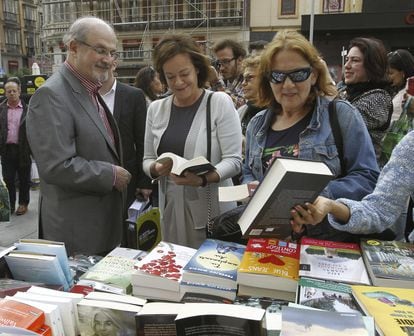 Salman Rushdie, en la celebracion de la 9ª edición de la Noche de los Libros de Madrid, en 2014.