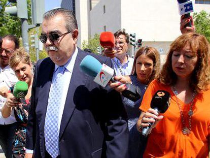 El expresidente del Valencia CF Juan Bautista Soler tras prestar declaraci&oacute;n en el juzgado.