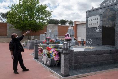 Bizárraga recorre las otras tumbas para inspirarse en el diseño de la tumba de su padre, en el cementerio sur, en Madrid, en junio.