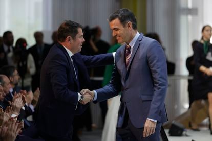 El presidente del Gobierno, Pedro Sánchez, saluda al presidente de Cepyme, Gerardo Cuerva, este lunes en Madrid.