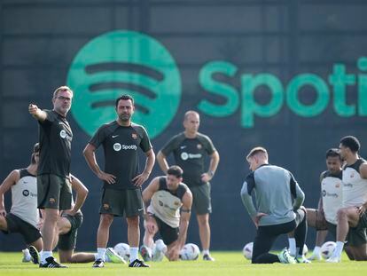 Xavi Hernández junto a los jugadores del Barcelona en un entrenamiento de pretemporada, el miércoles en la ciudad deportiva Joan Gamper.
