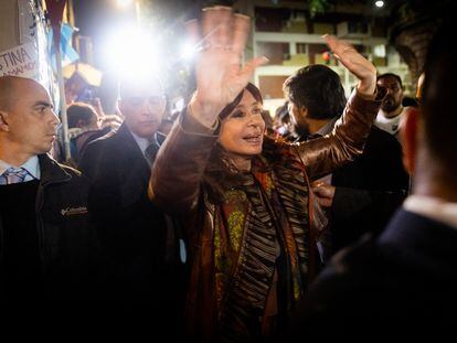 La vicepresidenta de Argentina, Cristina Fernández de Kirchner, saluda a sus simpatizantes en Buenos Aires, momentos antes de que un hombre le apuntara con un arma.