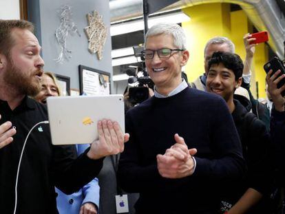 Tim Cook, consejero delegado de Apple, observa el nuevo Ipad en una escuela en Chicago, EE UU.