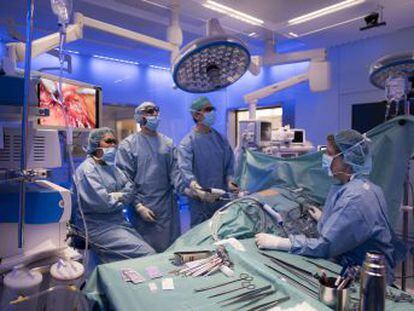 Cinc hores i mitja per completar amb èxit l extracció d un ronyó a una dona viva i implantar-lo al seu fill mitjançant un robot a l Hospital Clínic de Barcelona