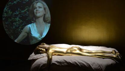 Una escultura dorada recrea una escena de 'Goldfinger' en la exposición 'Designing 007' en Shanghái.
