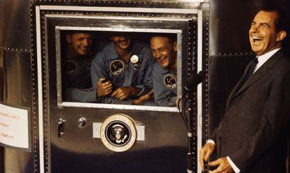 El presidente Nixon se ríe con los tripulantes del Apollo 11.