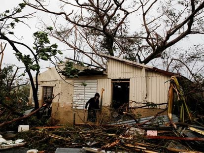 Hombre observa los daños que ha sufrido su casa en Guayama, Puerto Rico tras el paso del huracán María en 2017.