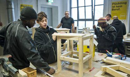 Refugiados en un taller de formación profesional en Berlín.