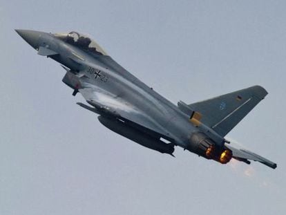 El Eurofighter, del consorcio EADS, en la feria de vuelo de Berl&iacute;n, Alemania. 