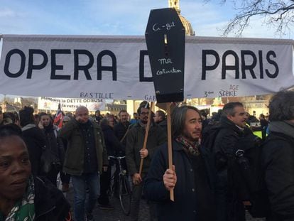 Trabajadores de la Ópera de París, en una manifestación.