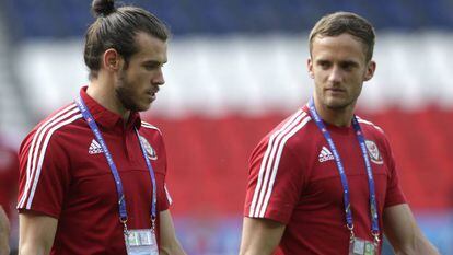 Gareth Bale y Andy King conversan durante un entrenamiento en el estadio Parque de los Príncipes, en París.
