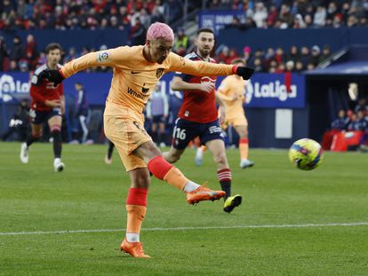 Antoine Griezmann chuta a gol duarante el partido de fútbol de la liga española entre el CA Osasuna y el Club Atlético de Madrid