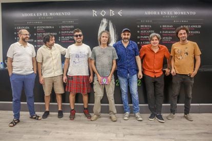 Robe Iniesta, en el centro, con su grupo, el pasado 11 de agosto en Madrid presentando la gira de 'Mayeútica'. 
