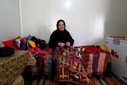 Josephine Elias, desplazada de Qaraqosh, huyó con su familia después de que el Estado Islámico ocupase su pueblo en 2014. Borda souvenirs tradicionales en su caravana en el campamento de Ashti 2 en Erbil, Irak. 'La mayoría de nosotros no tiene sufucuente dinero', declara.