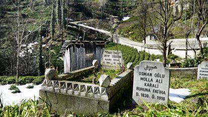 Tumba de Tayyip Erdogan, abuelo paterno del actual presidente turco, en la aldea de Dumankaya (Rize).