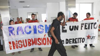 Protesta contra el decreto que deja sin sanidad a los inmigrantes sin papeles, en el ambulatorio Concepción Arenal de Santiago de Compostela, en septiembre de 2012.