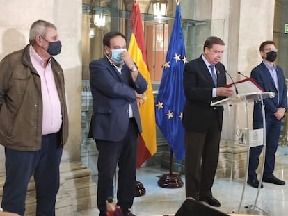 El ministro de Agricultura, Luis Planas, junto a los representantes de Asaja, Pedro Barato; de Coag, Miguel Blanco; y de UPA, Lorenzo Ramos.