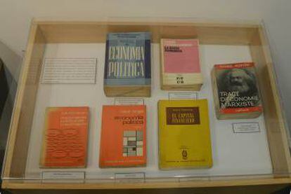 Una de las vitrinas de la exposición 'Che lector' en la Biblioteca Nacional.