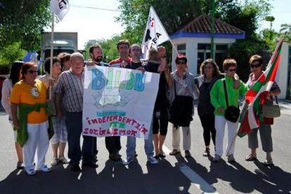 El histórico de ETA Ander Errandonea Arruti, posa con familiares y amigos a la salida de la cárcel de Herrera de La Mancha.