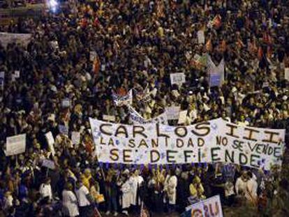 Detalle de una pancarta en defensa de la sanidad en la plaza de Colón durante una manifestación convocada por los sindicatos. EFE/Archivo