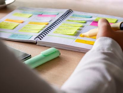 Primer plano de una agenda con 'post-it' y notas de colores. La organización, la productividad y los productos de papelería han encontrado en las redes sociales un escaparate perfecto.