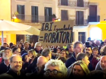 Protestas de vecinos de Igualada durante el pleno que aprobó el aumento de impuestos, el martes 31 de octubre.