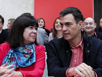 El secretario general del PSOE, Pedro Sánchez (d), conversa con la presidenta, Cristina Narbona (i), durante la reunión del Comité Federal del partido que se celebra en Aranjuez.