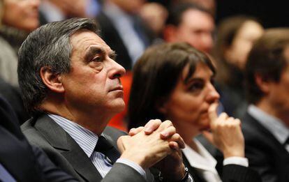 El l&iacute;der conservador y candidato al El&iacute;seo, Fran&ccedil;ois Fillon, durante un acto este jueves.
 