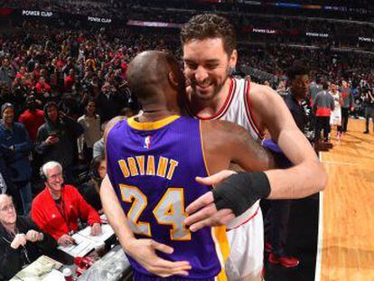 El mundo del baloncesto homenajea a la leyenda de los Lakers sin salir del ‘shock’