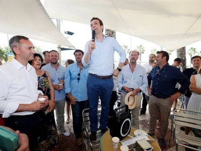 César Sánchez, a la izquierda, con camisa blanco, en un acto de apoyo a Pablo Casado, de pie en una silla, en las primarias del PP.