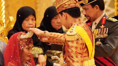 La novia y el sultán de Brunei, en un momento de la ceremonia.