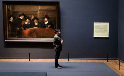 &#039;Los s&iacute;ndicos de los pa&ntilde;eros&#039; de Rembrandt junto a uno de los textos escritos por Alain de Botton y John Armstrong. 