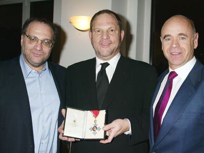 Harvey Weinstin (en el centro, entre su hermano Bob Weinstein y el diplomático y entonces cónsul en Nueva York sir Philip Thomas), recibe la orden de Comandante del Imperio Británico, en noviembre de 2004.