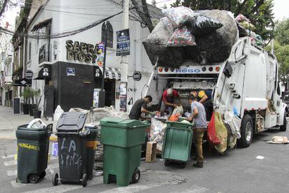 Un autobús de basura de Ciudad de México separa residuos.