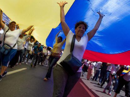 Opositores venezolanos participan en una marcha para exigir la inmediata anulación de una norma que permite a la Fuerza Armada el uso de la fuerza "potencialmente mortal" en el control de manifestaciones.