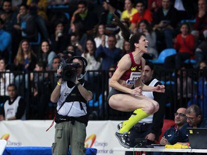 Ruth Beitia, exultante tras saltar 1,98m el domingo, en Madrid.
