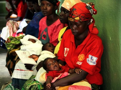 Un grupo de mujeres aguardan con sus bebés en el centro clínico de Mutumba, en el área de VIH. La prevención y sensibilización sobre el VIH es fundamental para evitar la transmisión de madre a niño. Burundi es un país de niños con unas tasas de fertilidad de más de seis niños por mujer.