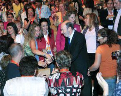 Rubalcaba saluda a los asistentes a un acto electoral en Logroño.