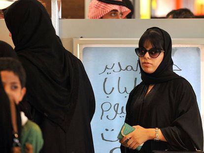 Dos mujeres saud&iacute;es esperan en un restaurante