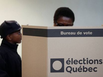 Una mujer votando este lunes en Quebec