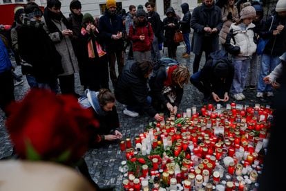 Velas en homenaje a las víctimas, este jueves en Praga. 