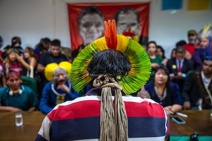 El Cacique del pueblo Kayapó da un discurso frente a los nuevos representantes indígenas del Gobierno brasileño.