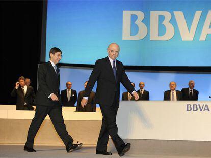 González, seguido del consejero delegado, José Ignacio Goirigolzari, en la junta del BBVA.