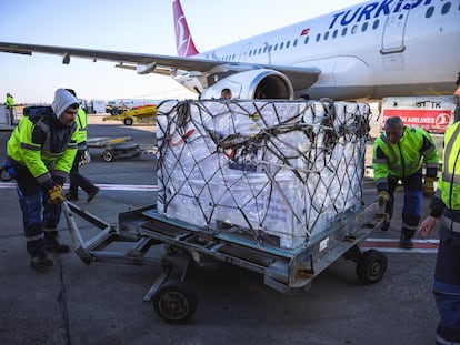 Vacunas de AstraZeneca en el aeropuerto de Belgrado, este domingo.