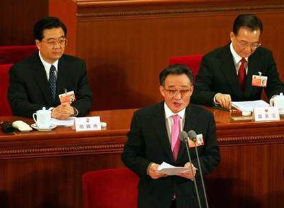 Wu Bangguo, miembro de la Asamblea Popular China, habla durante la ceremonia de clausura de la Asamblea en Pekín, en presencia del presidente Hu Jintao.