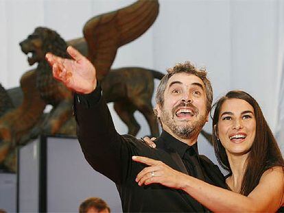 Alfonso Cuarón y su mujer, Annalisa Bugliani, saludan antes de entrar a la proyección de <i>Los hijos de los hombres.</i>