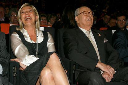 Marine Le Pen y su padre, durante la jornada de ayer en el Palacio de Congresos de Tours.