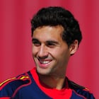 POTCHEFSTROOM, SOUTH AFRICA - JULY 02: Alvaro Arbeloa of Spain gestures thumbs up as he walks back to the team hotel after a training session, ahead of their World Cup 2010 Quarter-Final match against Paraguay, on July 2, 2010 in Potchefstroom, South Africa. (Photo by Jasper Juinen/Getty Images)