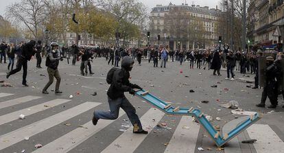 Activistes s'enfronten a les unitats antidisturbis de la policia francesa a la plaça de la República de París (França).